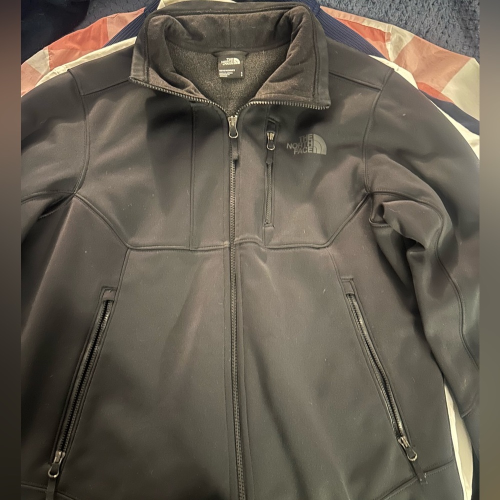 THE NORTH FACE JACKET. SIZE SMALL. COLOR: BLACK
